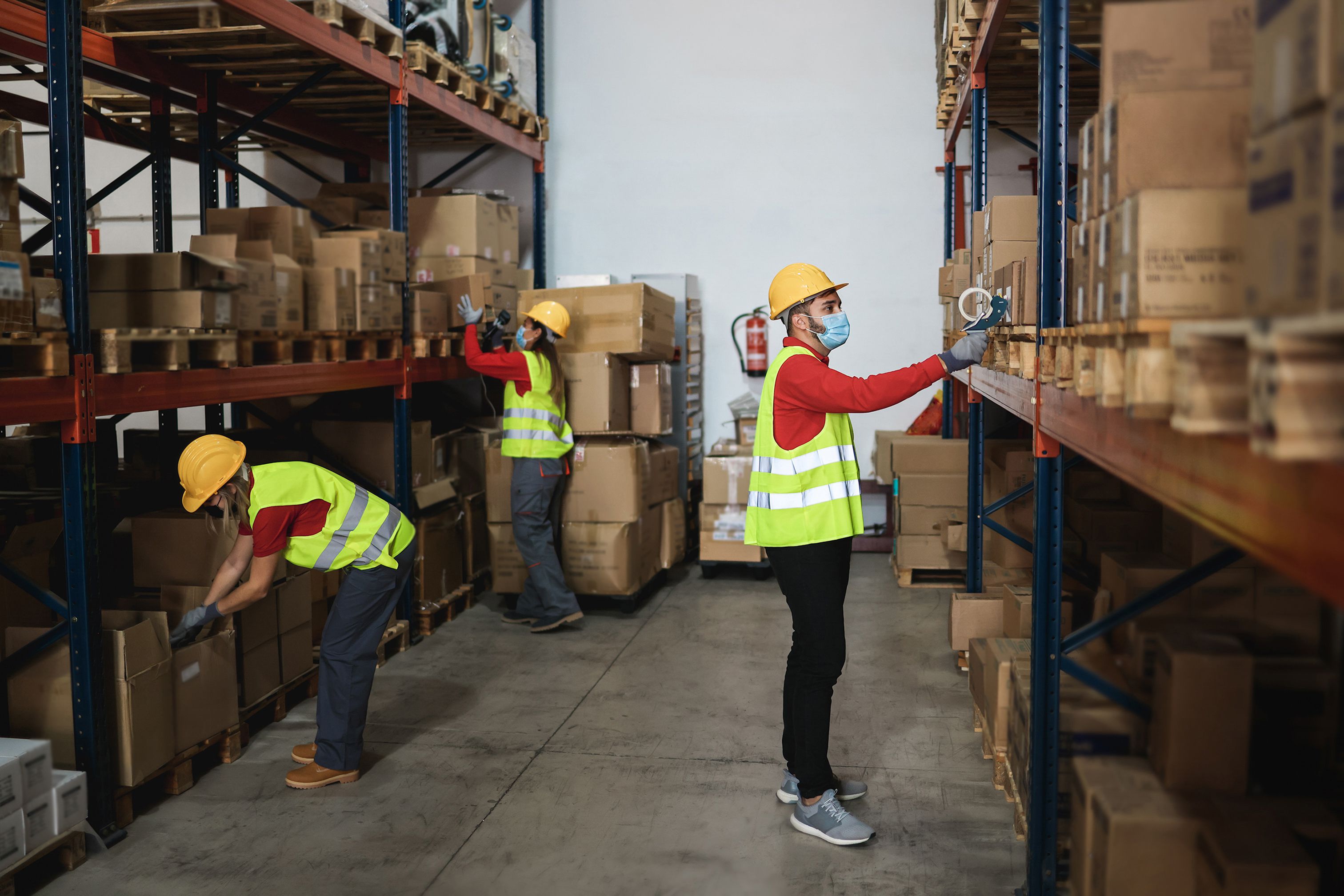 Warehouse and logistics staff from Poland – picking, loading/unloading, warehouse operations