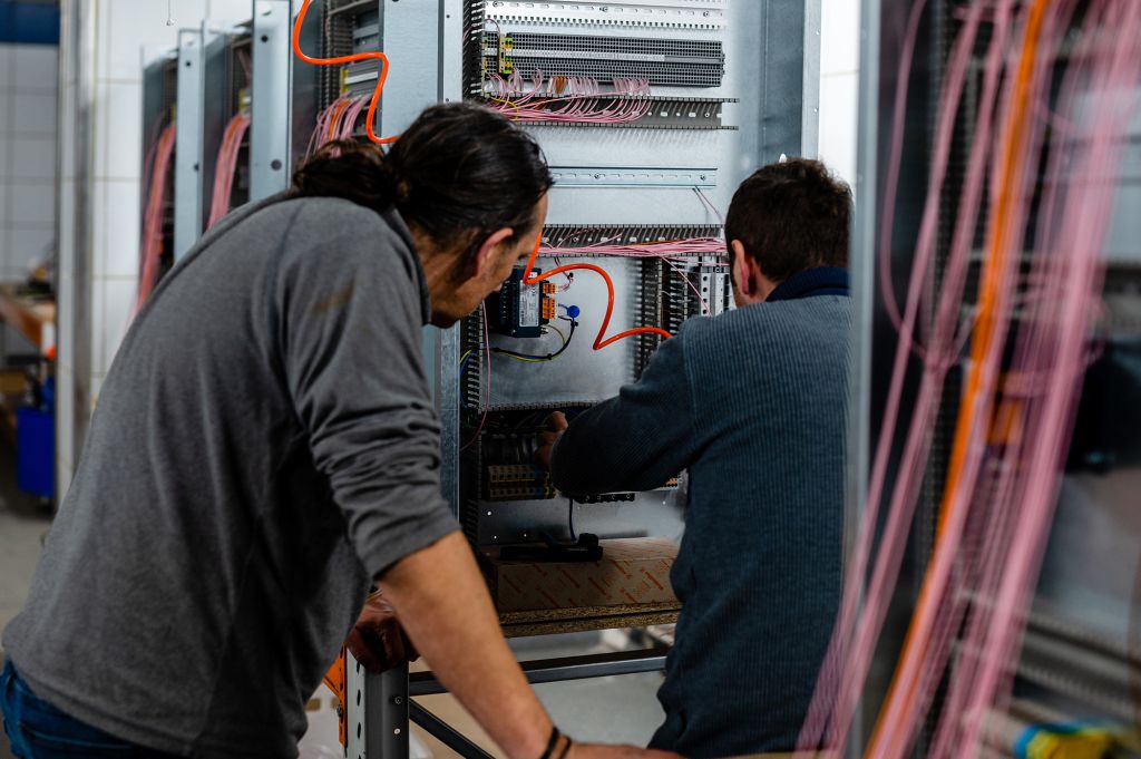 Industrial electricians from Poland – industrial installations, machine connections, commissioning support